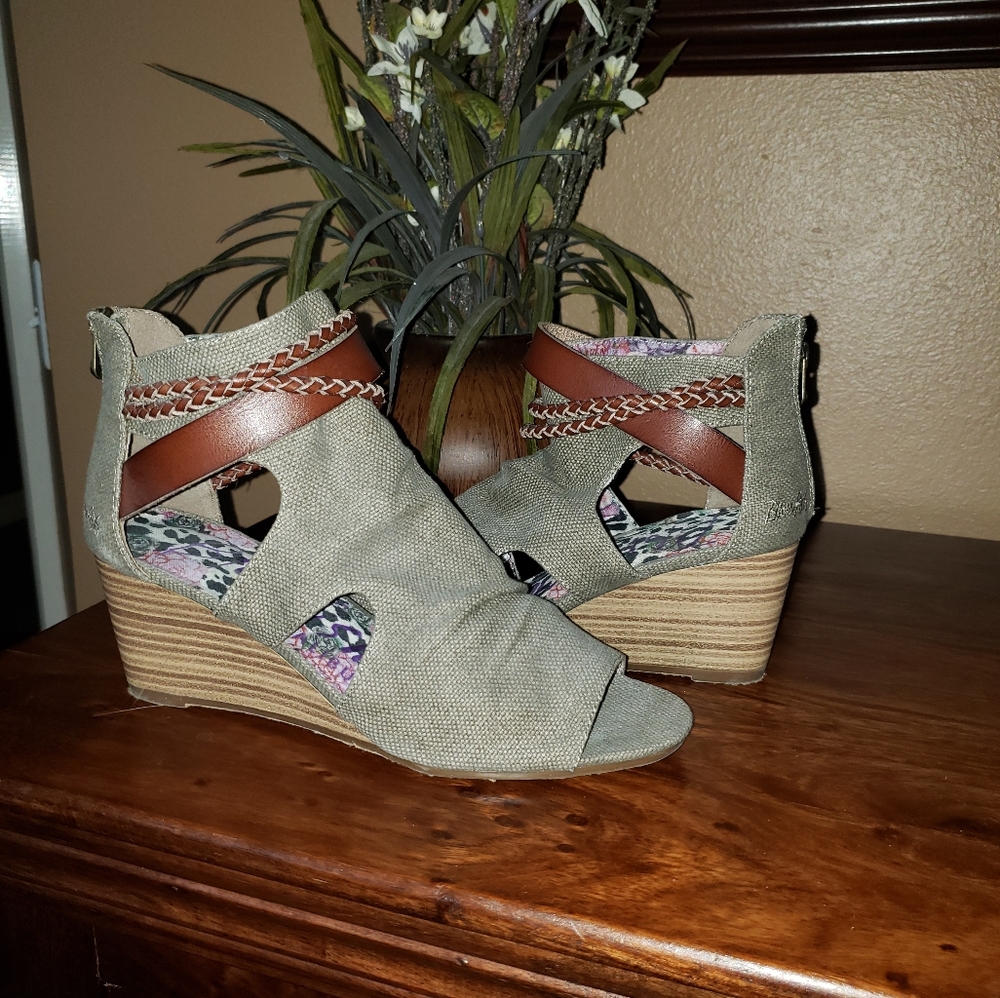 Sz.9 Blowfish sandals Olive color